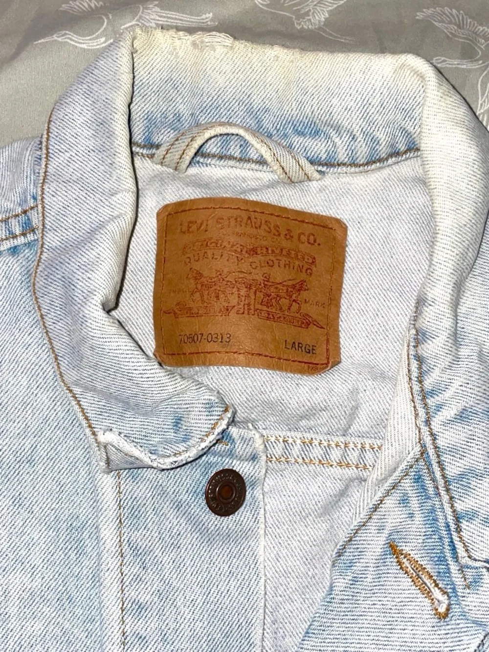 Levi’s Light Wash Denim Jacket - Picture 3 of 7